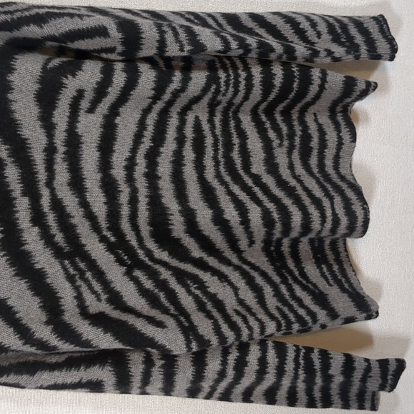 C by Bloomingdales 100% Cashmere Zebra Print Sweater Size Small EUC - Picture 6 of 14